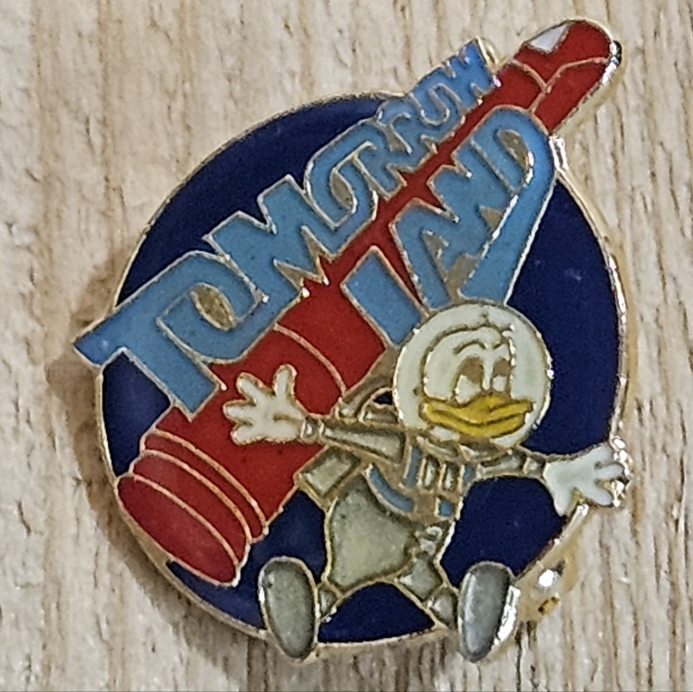 VINTAGE DONALD DUCK PIN -  TOMORROW LAND - 1985 - DISNEY - ENAMEL HAT LAPEL